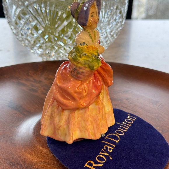 Royal Doulton miniature figurine "Cissie" HN 1809. Young girl with flowers. - Picture 4 of 8